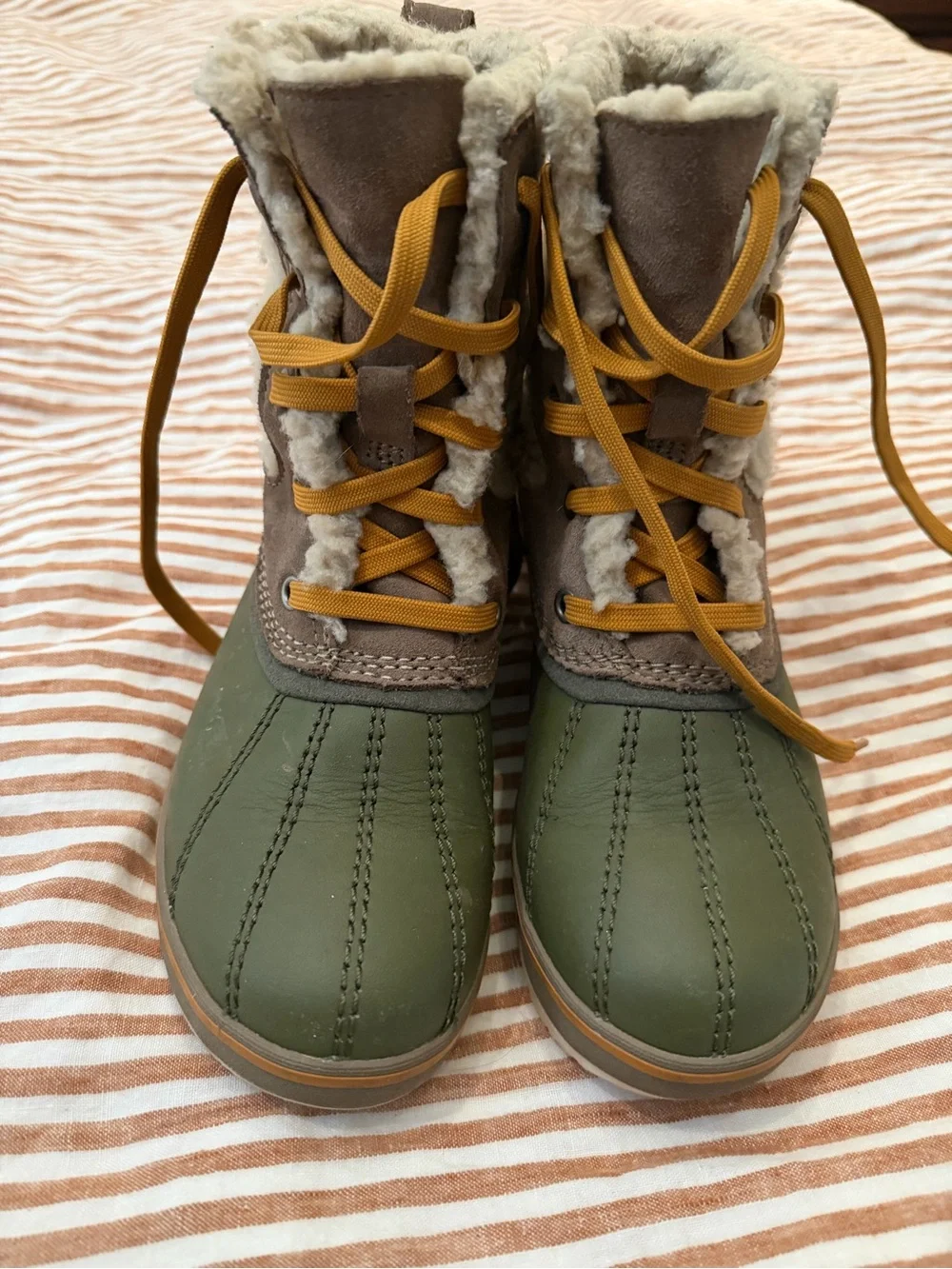 LL Bean Women’s Green Lace-Up Winter Boots with Shearling Trim